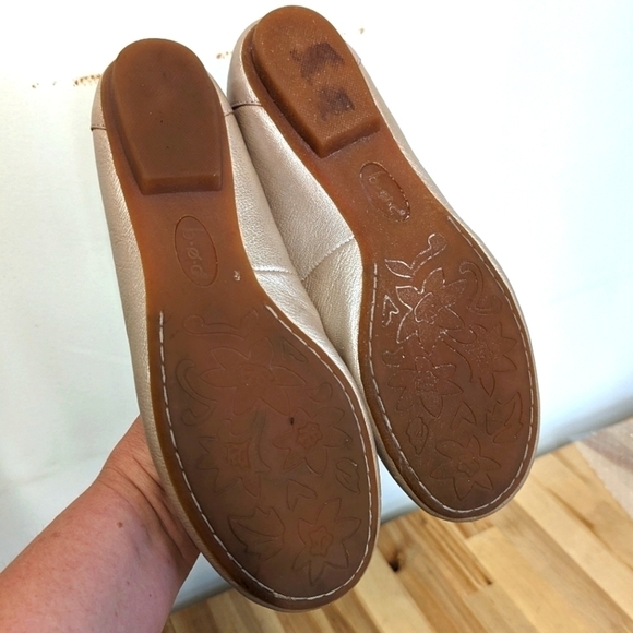 BORN Concepts BOC Ballerina Flats in light metallic gold with 3D Flowers 8.5 - Picture 3 of 10